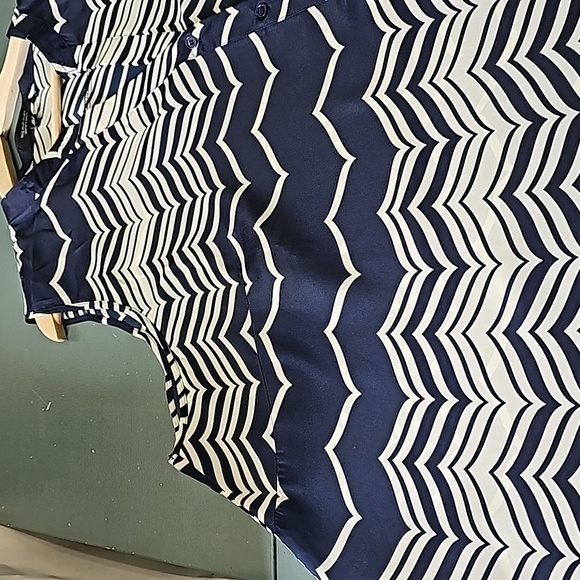 SPENSE WOMEN'S sleevless top. Navy blue and white  geometric design Button. 2 X - Picture 5 of 11